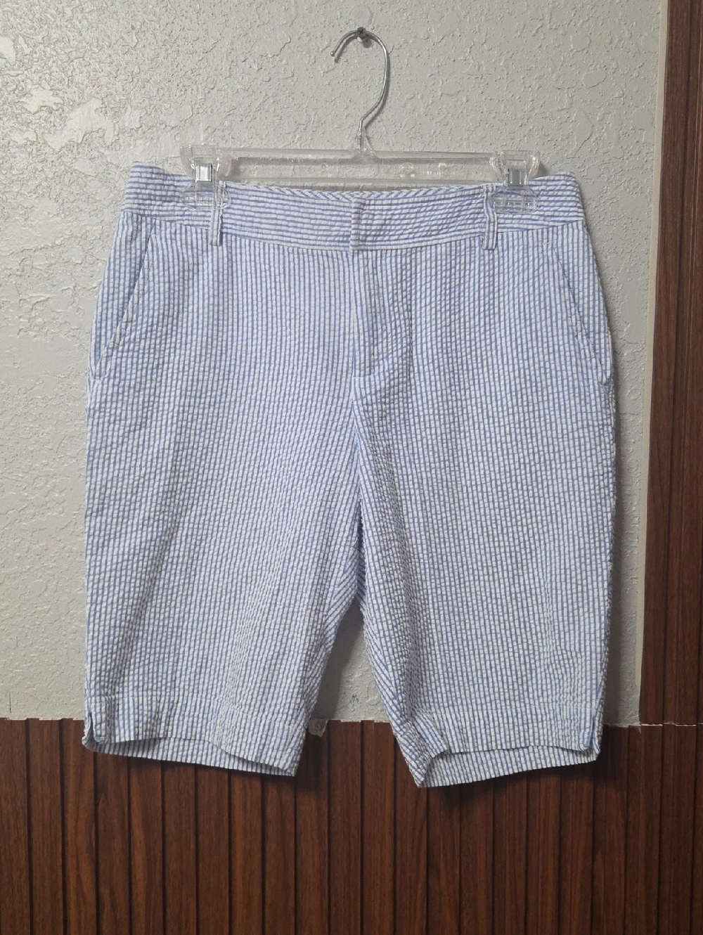 Chaps Light Blue and White Striped Women’s Bermuda Shorts Sz 6 [1329]